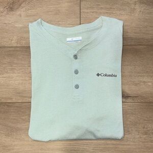 Columbia Sage Green Omni wick Henley Top size large